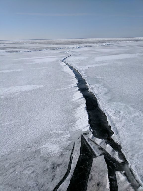 Lake ice lead in Green Bay